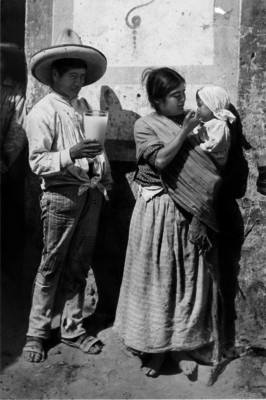 Pareja de condición humilde bebiendo pulque