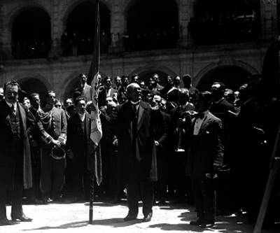 Victoriano Huerta, durante una ceremonia en el patio de la Preparatoria Nacional