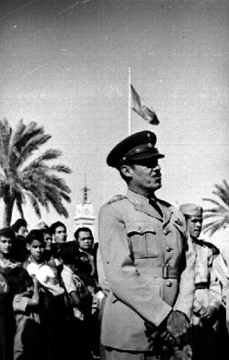 Militar parado frente a gente en una plaza durante la ceremonia de la llegada del Escuadrón 201 a Laredo, Texas