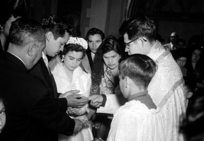 Sacerdote celebrando una boda religiosa en una iglesia