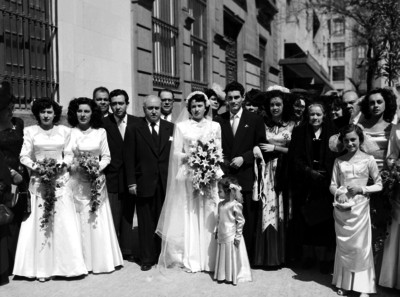 Novios, familiares y amigos en la calle, retrato