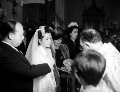 Enlace matrimonial religioso en una iglesia católica