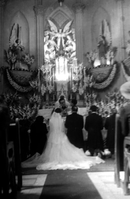 Enlace matrimonial de Luis G. Franco, en una iglesia