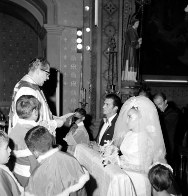 Novios en un reclinatorio durante la ceremonia religiosa