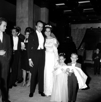 Armando Uribe Bellinger y su novia acompañados de una mujer y sus pajes, retrato de grupo