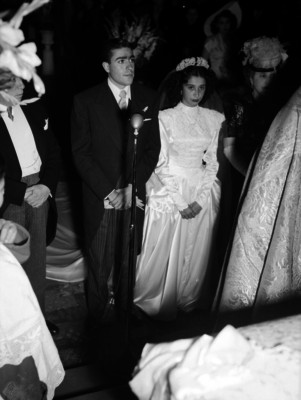 Novios ante el altar de la sagrada familia, el día de su boda