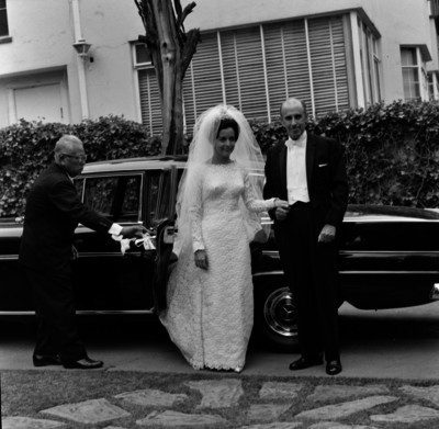 Novia con su padre junto a un automóvil, retrato