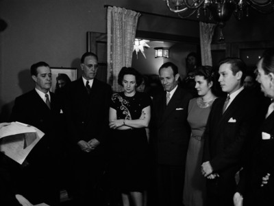 Novios acompañados por sus familiares durante la celebración de su boda por el civil