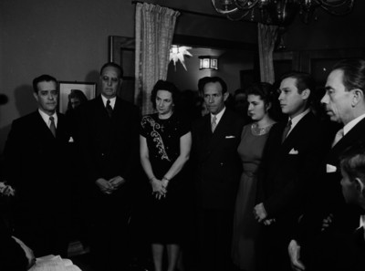 Novios ante el juez durante la celebración de su boda por el civil