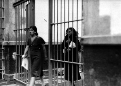 Mujeres saliendo de una celda de la Penitenciaría del D.F.