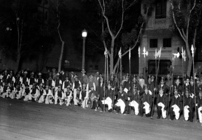 Niños con trajes militares en un festival, retrato de grupo