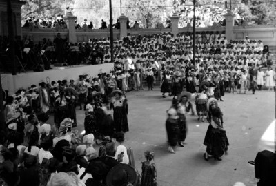 Mujeres vestidas de chinas poblanas, al ejecutar un baile en un festival escolar