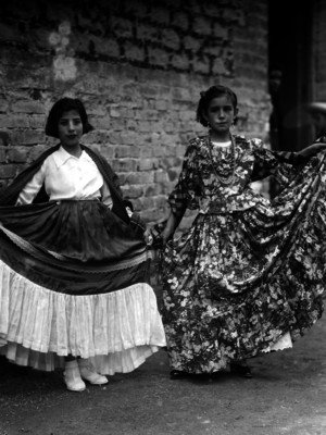 Niñas con vestidos de olanes, retrato