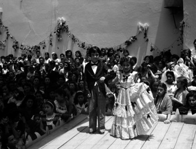 Pareja de niños participantes en un festival escolar