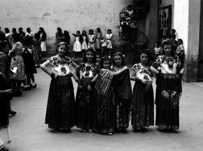 Niñas en una escuela, vestidos con trajes zapotecas, retrato