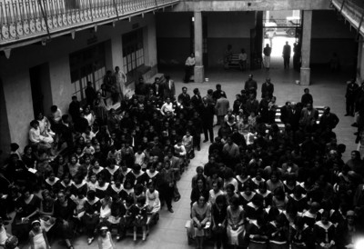 Grupo de escolares durante su graduación, en el patio de la escuela