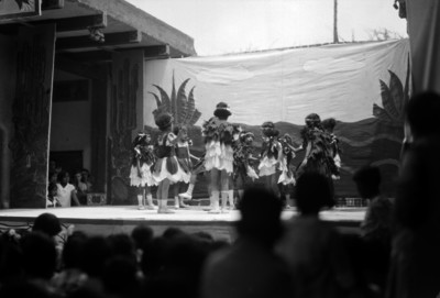 Niños escolares bailando una representación teatral
