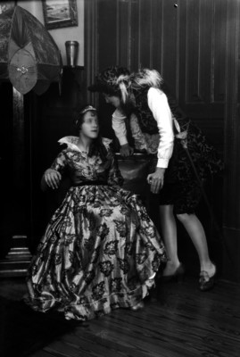 Representación teatral por parejas de estudiantes