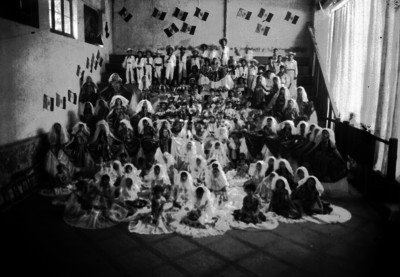 Escolares con vestuario teatral, en un festival escolar