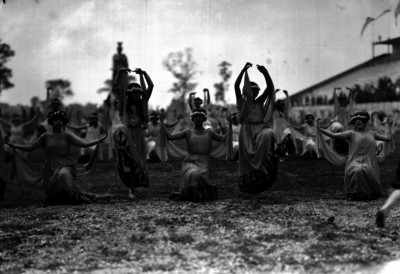 Bailarinas de danza clásica en una representación en el Estadio Nacional