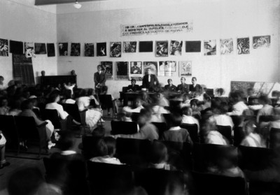 Exposición de seguridad industrial en un aula