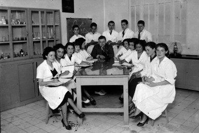 Maestro y alumnos en el laboratorio de química, en clases