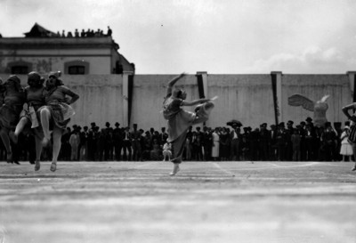 Bailarinas estudiantes, en un festival en el patio de una escuela