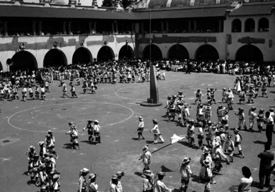 Niños con trajes vaqueros, en el patio de la escuela Benito Juárez, durante un festival