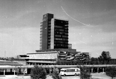Torre de rectoría con mesanine en Ciudad Universitaria, en segundo plano Facultad de Ciencias