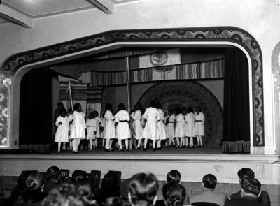 Representación teatral, por escolares