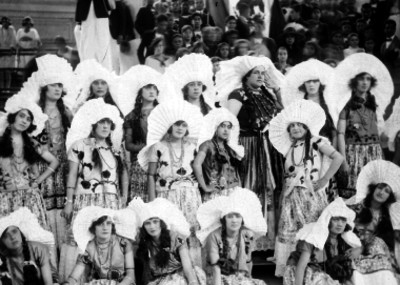 Estudiantes vestidas de tehuanas, retrato de grupo