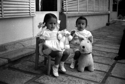 Hijos de Santiago Riachi, en un patio