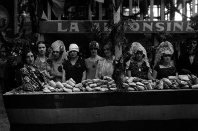 Mujeres en un puesto de una kermesse, retrato de grupo