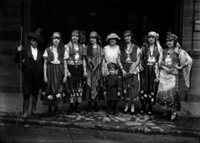 Mujeres vestidas de jitanas fuera de un edificio, retrato