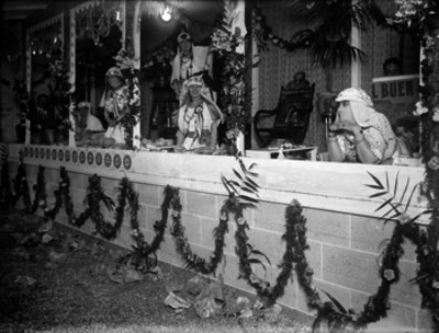 Mujeres con trajes arabes en un puesto del Buen Tono durante una kermes
