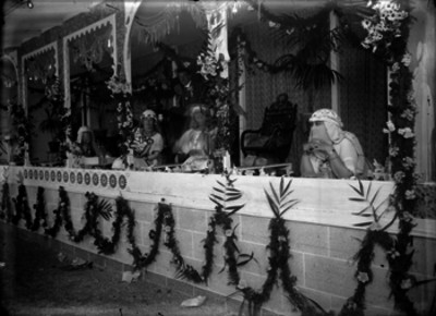 Mujeres con trajes arabes en un puesto del Buen Tono durante una kermes