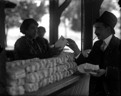 Mujer vendiendo a un hombre en una kermes
