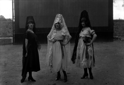 Españolas con tavios de la región, durante una kermes, retrato