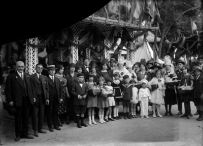 Miembros de la colonia española en una kermesse, retrato