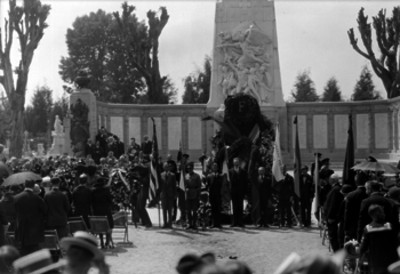 Miembros de la colonia Francesa durante una ceremonia, en el panteón Frances