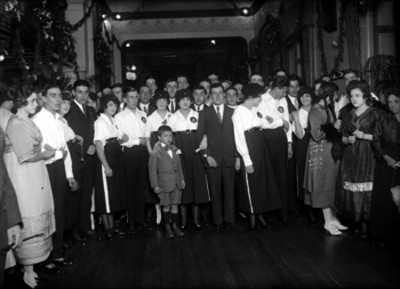 Miembros de la colonia española en una fiesta, retrato de grupo