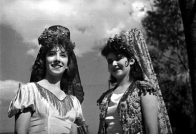 Mujeres con trajes flamencos