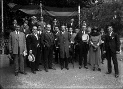 Miembros de la colonia española en un jardín durante una fiesta, retrato de grupo