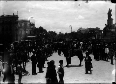 Gente de la colonia española en la avenida de la Reforma durante un evento