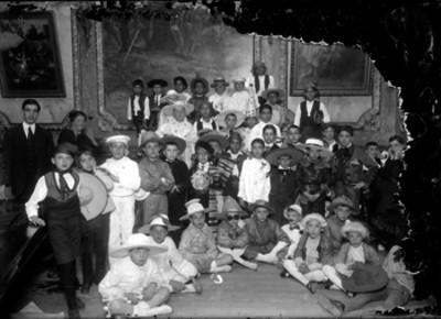 Niños españoles en la sala de una habitación, retrato de grupo