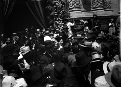 Miembros de la colonia española en un salón durante una fiesta