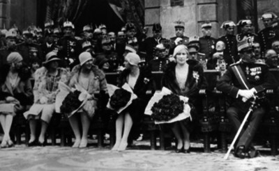 Militares y mujeres de la colonia española en un salón, retrato de grupo
