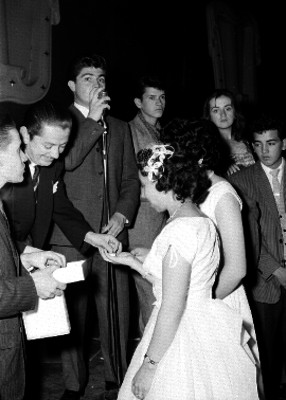 Mujer recibiendo su anillo de graduación