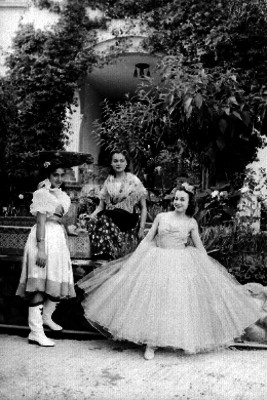 Ofelia Reyna, Victoria Luisa Peule y Josefina Martínez del Valle, junto una fuente de un jardín