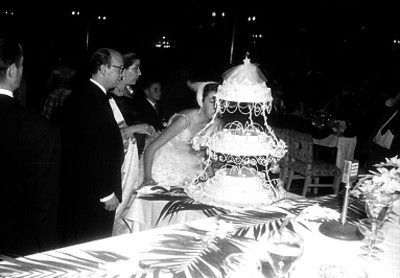 Quinceañera apagando las velas de un pastel durante su celebración